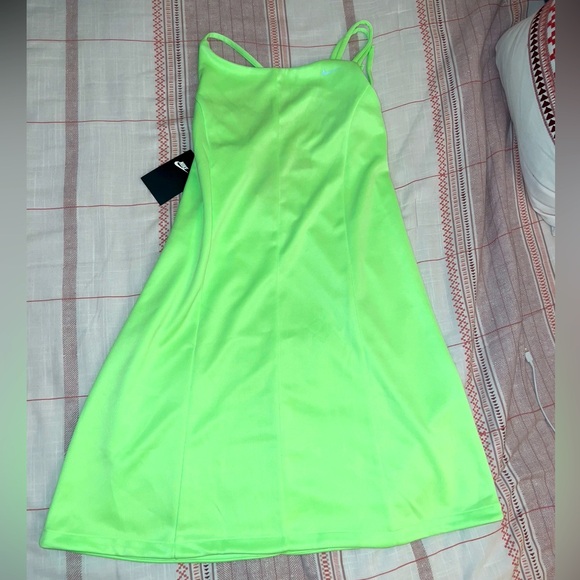Nike Icon Clash mini dress in neon green LARGE - Picture 8 of 10